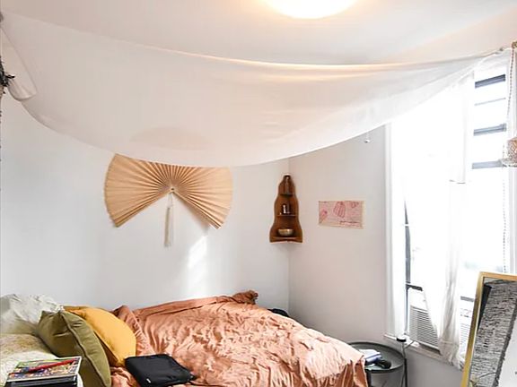 5th image of 162 Bedford Ave APT 4R