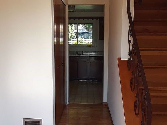 Front Foyer (6' x 8'3")