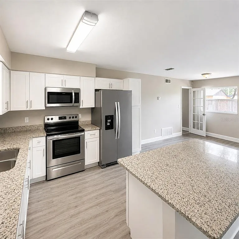 3 bed, 2.0 bath, 1256 sqft, $2,300 — Photo 4