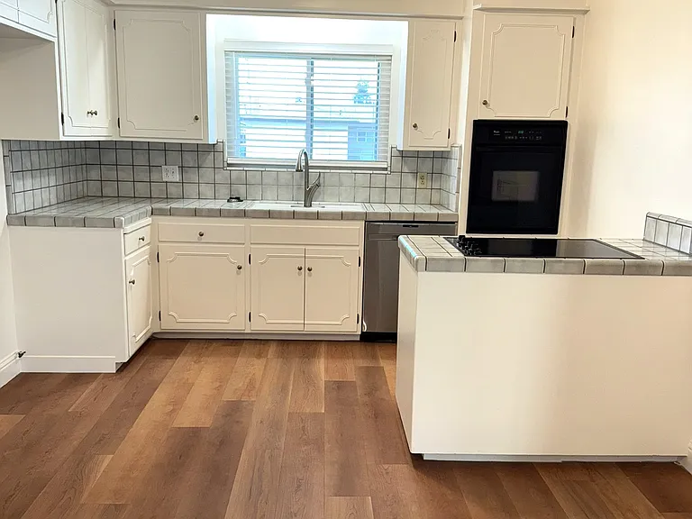 33 Russell Ave — Photo 4