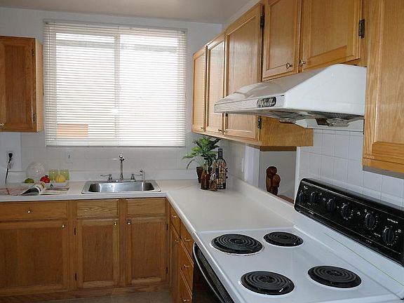 5th image of 32 Eaton Ave