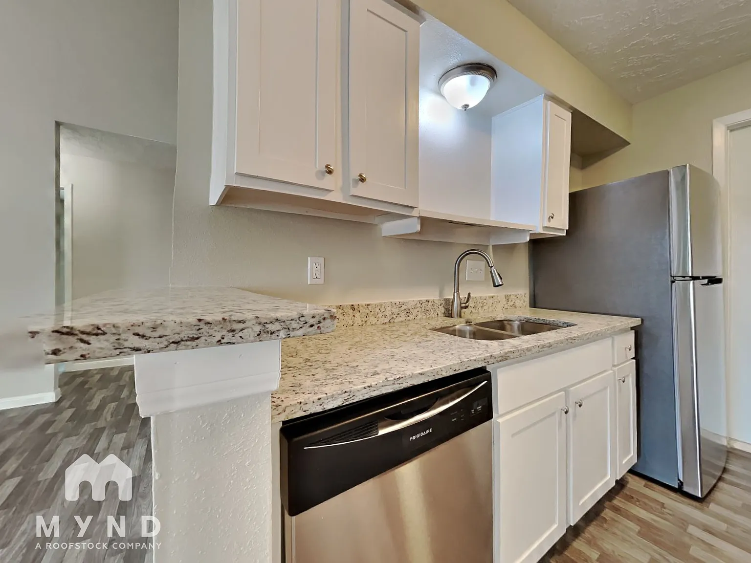 3 bed, 2.0 bath, 1046 sqft, $1,665 — Photo 3