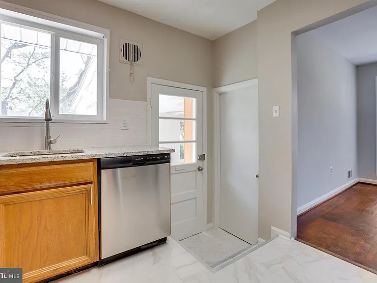 502 N Mansfield St — Photo 12