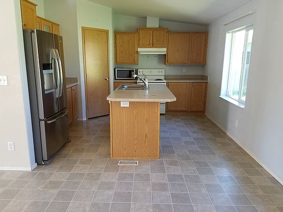 5th image of 1060 Sidney St