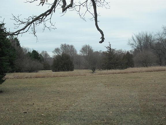 4th image of 2500 Meadowood Ln