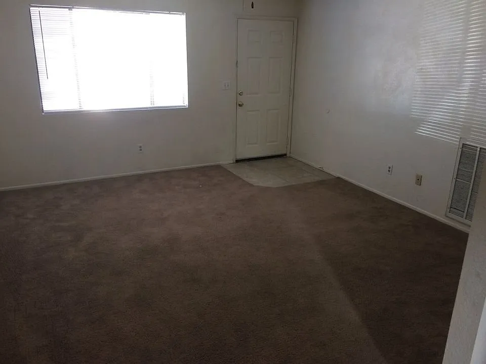 2 bed, 700 sqft, $900 — Photo 3