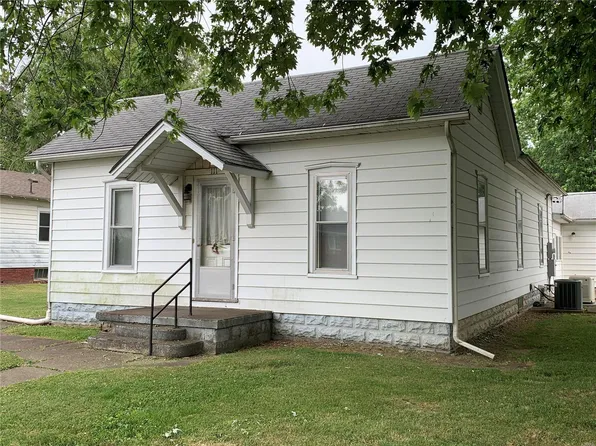 111 S McGown St, Raymond, IL 62560
