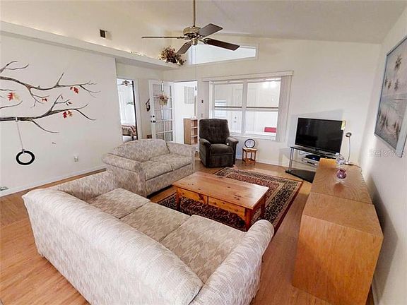 3rd image of 415 Cedar Ave