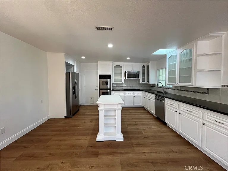 16944 Superior St — Photo 8