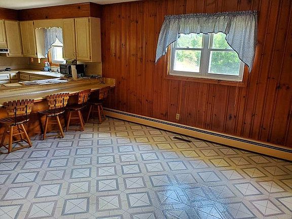 NICE BAR WITH STOOLS 