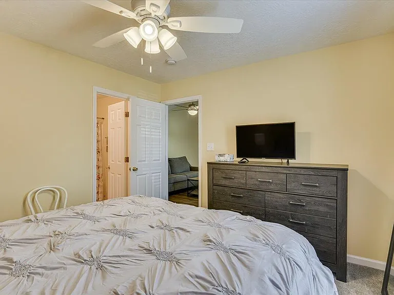 540 Edgecliff Ln — Photo 17