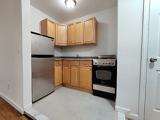4th image of 220 E 49th St APT 3B