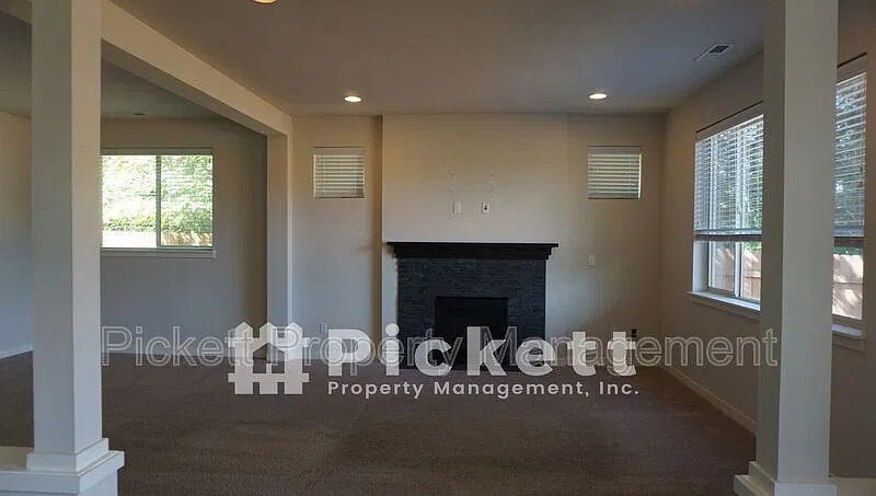 3 bed, 2.5 bath, 2216 sqft, $2,895 — Photo 2