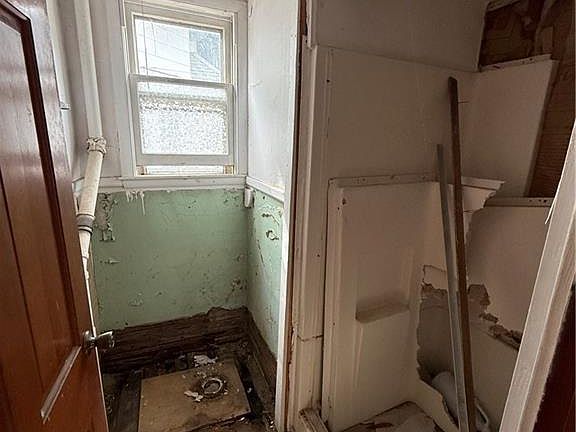 5th image of 1105 Commercial St
