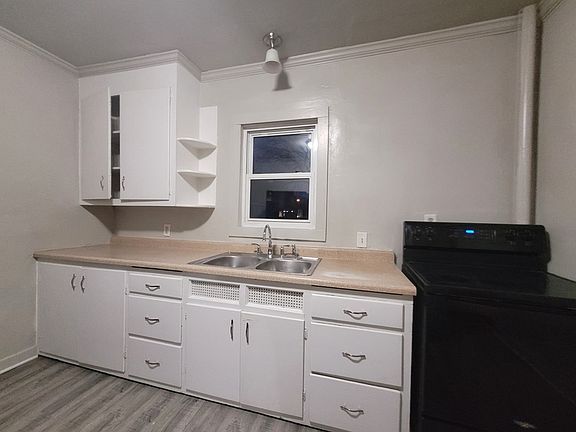 3rd image of 401 Cass St