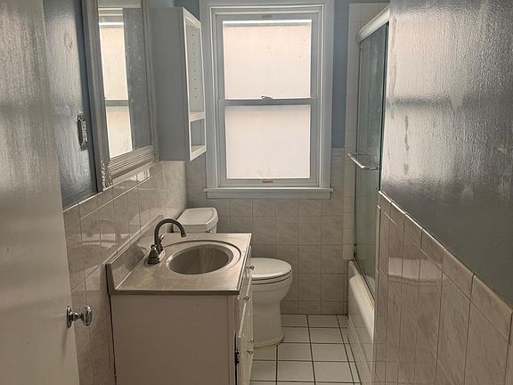 5th image of 966 Hawthorne Ave E