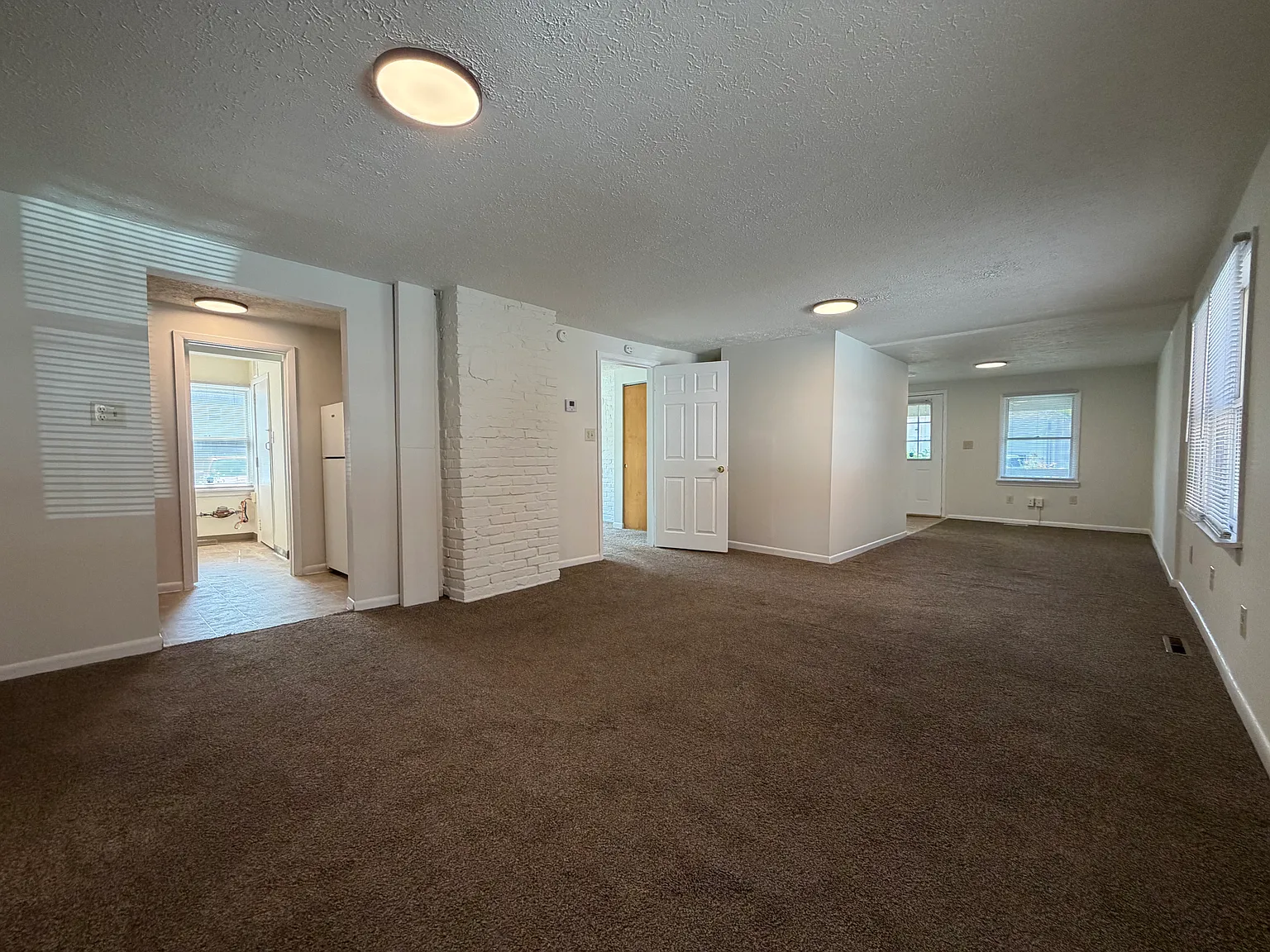 2 bed, 1000 sqft, $1,300 — Photo 3