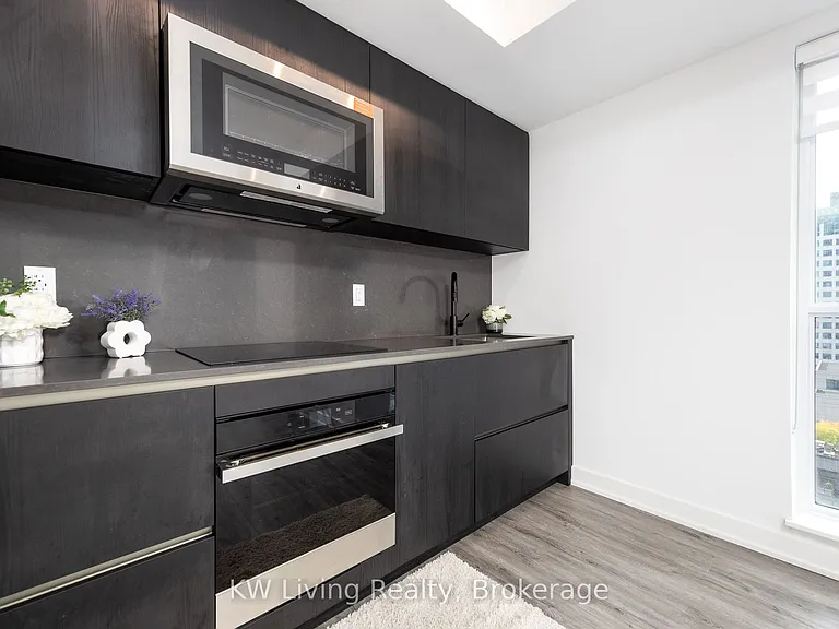 327 King St W #1302 — Photo 8