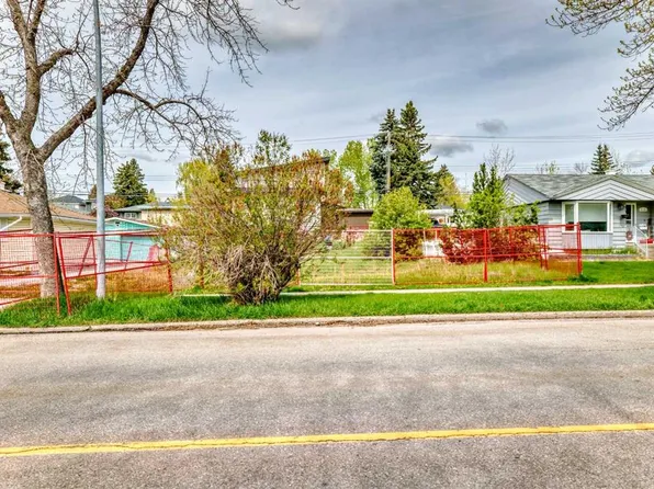 521 Northmount Dr NW, Calgary, AB T2K 3J1