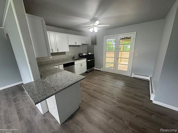 3rd image of 26285 Normandy St