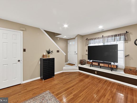 3rd image of 46 Rampart Dr