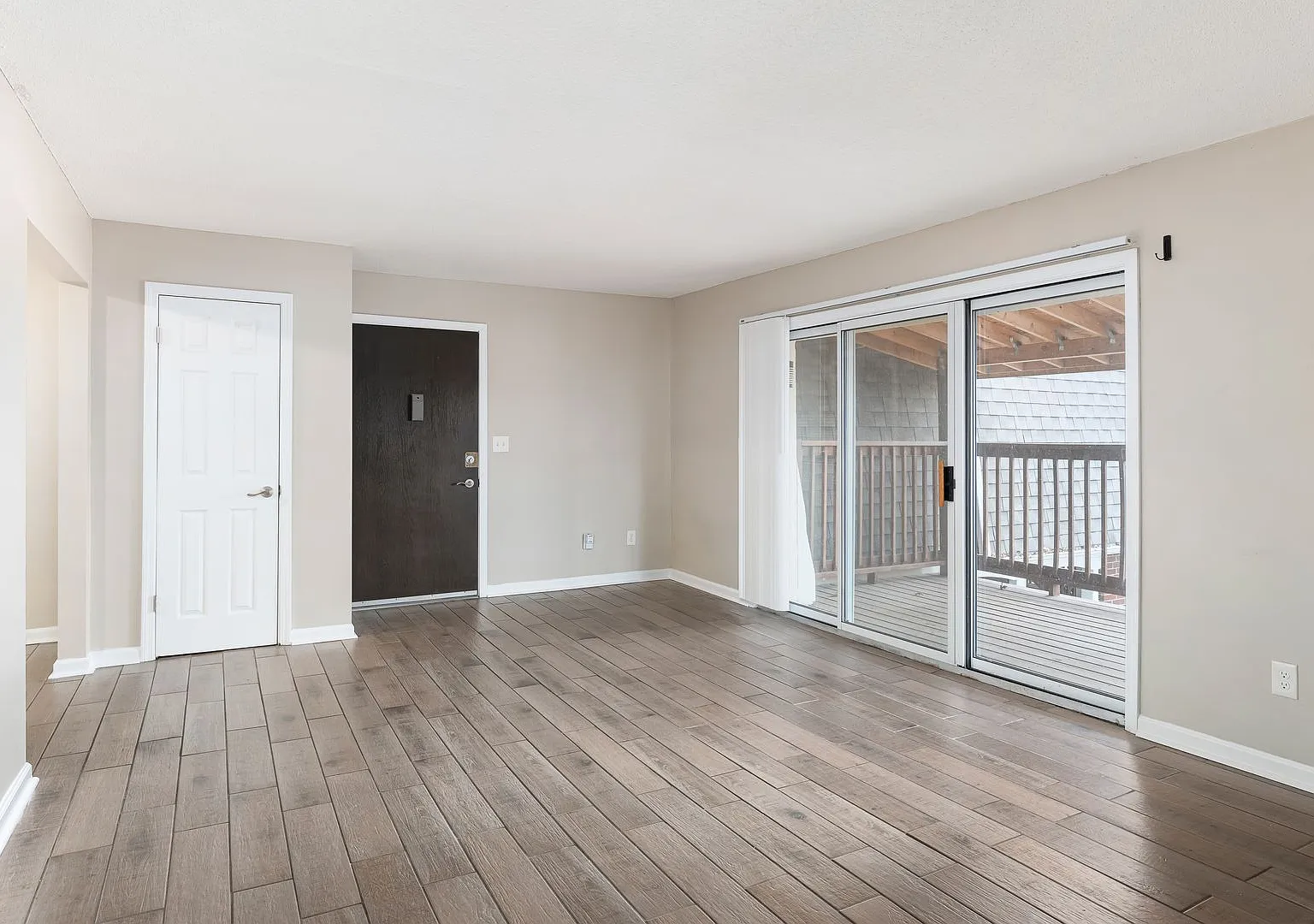 959 W 42nd Street — Photo 2