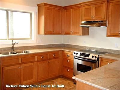 3rd image of 989 Camelot Dr