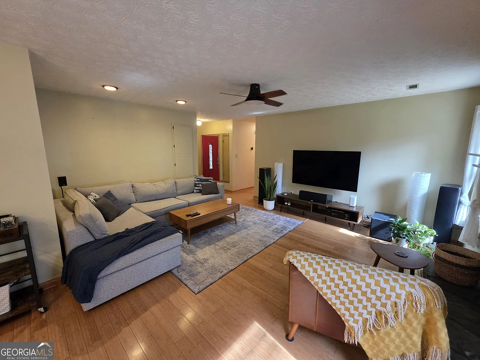 3 bed, 2.0 bath, 1371 sqft, $2,300 — Photo 2