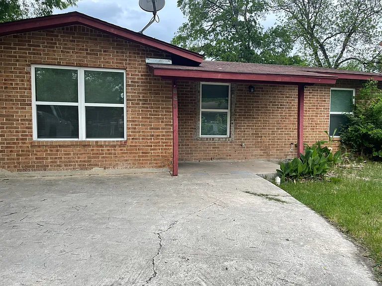851 W Harlan Ave — Photo 1