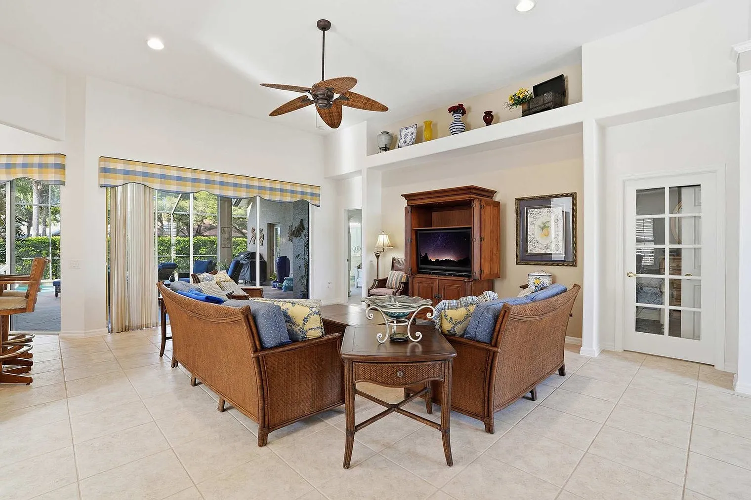 3 bed, 2.0 bath, 4004 sqft, $6,330 — Photo 2