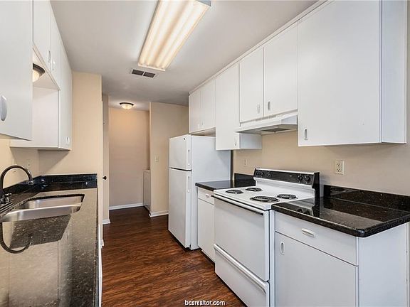 5th image of 901 Balcones Dr APT 76