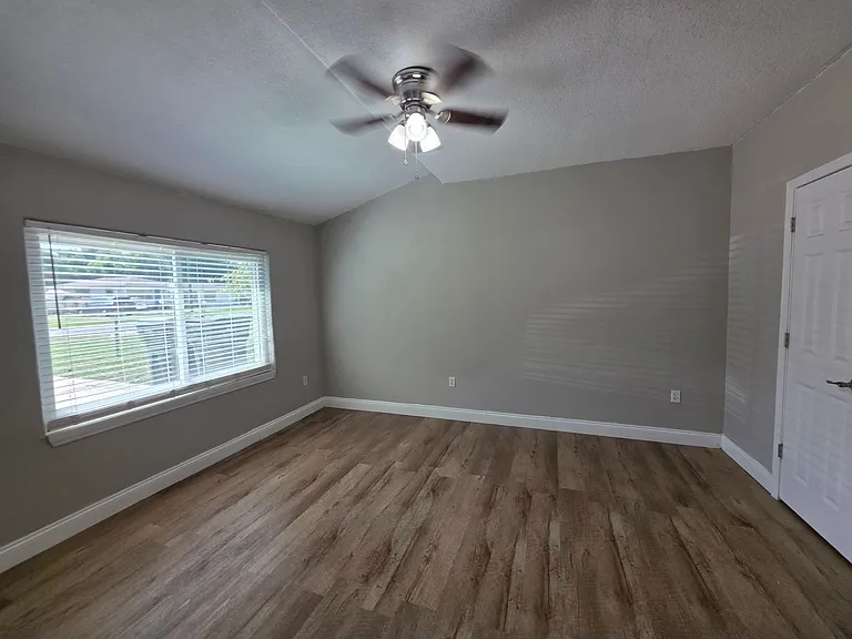 109 Reed Rd — Photo 11
