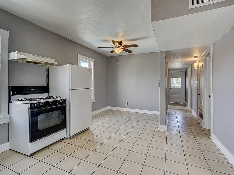 605 Nino Aguilera St #B — Photo 7