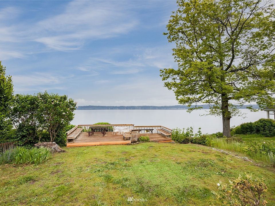 The property has a magnificent view of Dumas Bay, The Sound, portions of Maury and Vashon islands, and mountains.>