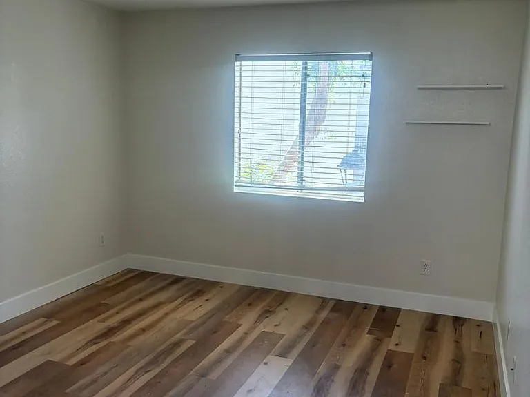 740 W Elm St #207 — Photo 7