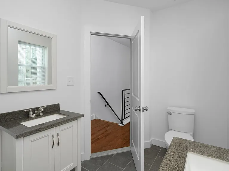 863 E Thompson St — Photo 11