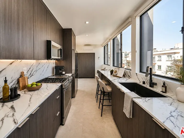 145 S Maple Dr #401 — Photo 1