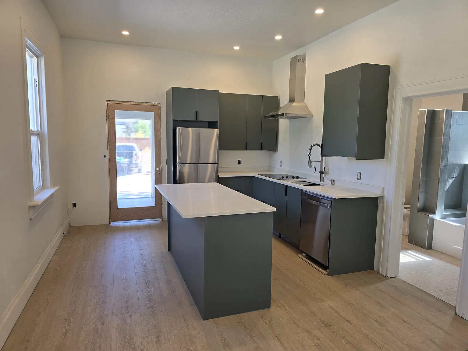 2 bed, 1.5 bath, 1005 sqft, $2,400 — Photo 2