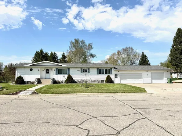 103 8th St SW, Roseau, MN 56751
