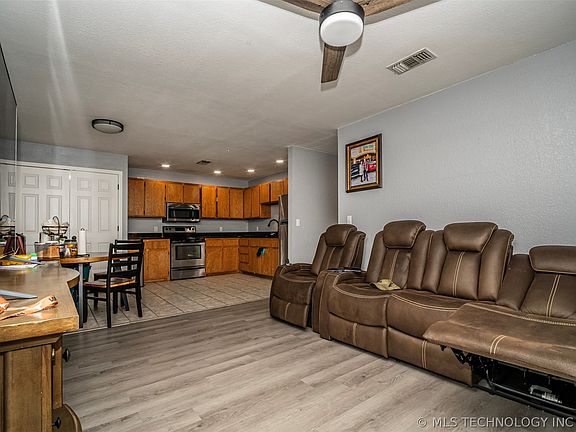 4th image of 204 S 11th Ave