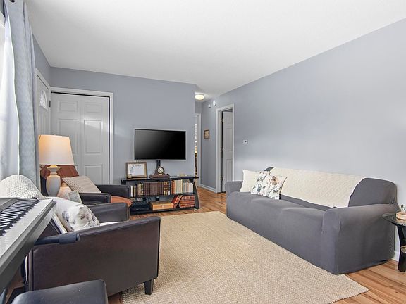 3rd image of 4556 Manor Wood Dr N
