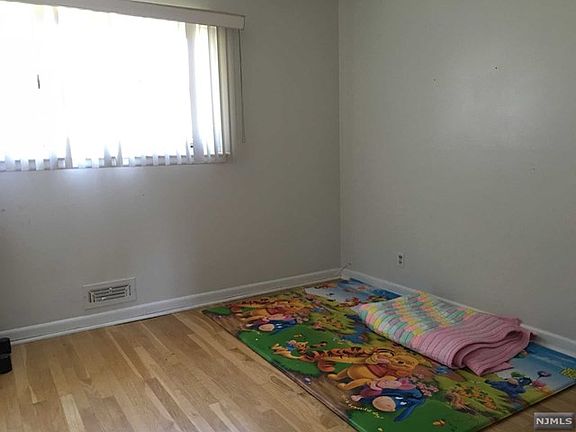 4th image of 320 Shea Dr