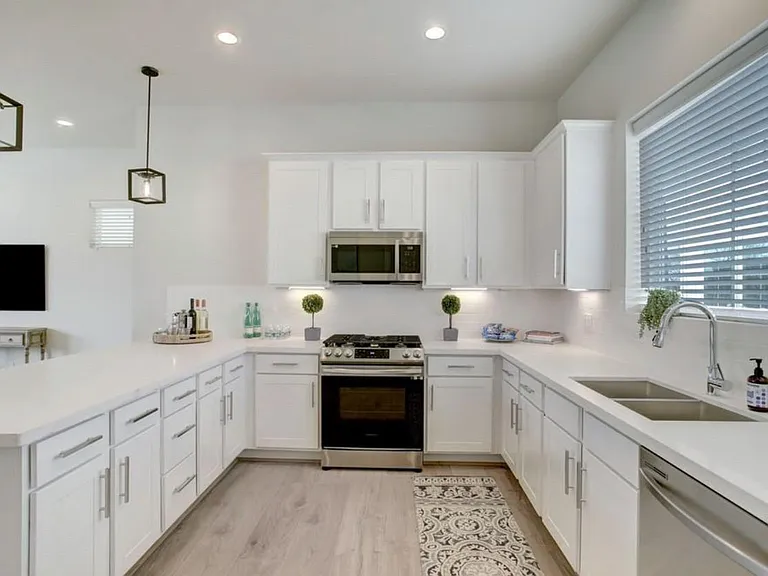 4907 Avenue J — Photo 8