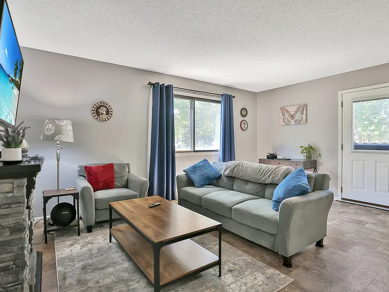 1271 Greenbriar Ct — Photo 2