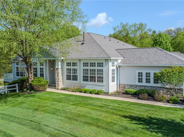 330 Blossom Ln, Chagrin Falls, OH 44022