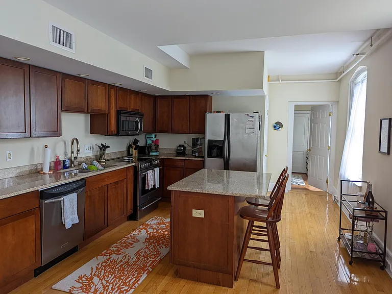 212 W Franklin St #202 — Photo 3
