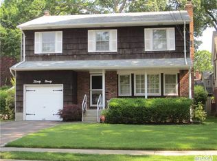 2090 Loines Ave, Merrick, NY 11566