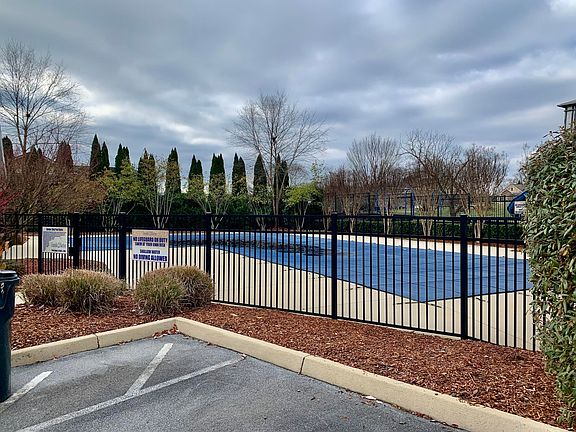 5th image of 213 Forest Ct