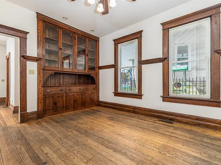 910 University Ave — Photo 31