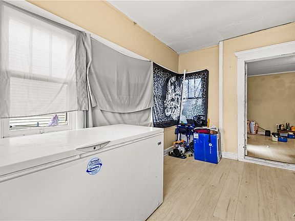 4th image of 517 Roberts St